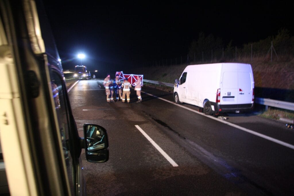 S17'de bir otobüsün tekerleğini değiştiriyorlardı. Onlara bir kamyon çarptı. Baba ve oğul olay yerinde öldü. 1 S17 de bir otobusun tekerlegini degistiriyorlardi onlara bir kamyon carpti baba ve ogul olay yerinde oldu 8080