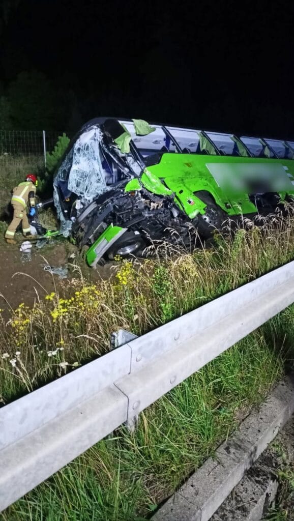 s7 de kamyon ile otobus siddetli carpismasi kamyon ateste otobus cukura dustu kurtarma calismalari devam ediyor 5224