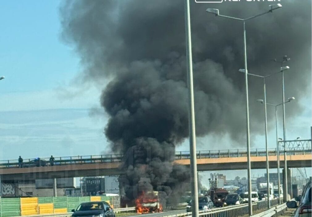 S8 yolunda otobüs yangını. Araç yanarak kül oldu 1 S8 yolunda otobus yangini arac yanarak kul oldu 6973