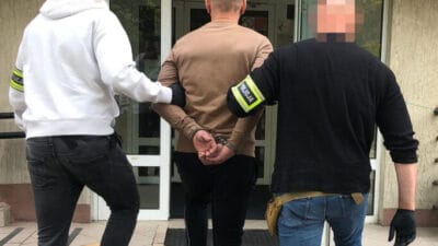 Sarhos 39 yasindaki genc metro treni bekleyen kadini tehdit etti ve adami yumrukladi 7465