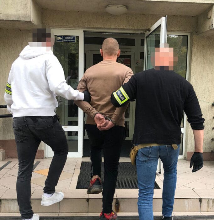 Sarhos 39 yasindaki genc metro treni bekleyen kadini tehdit etti ve adami yumrukladi 7465