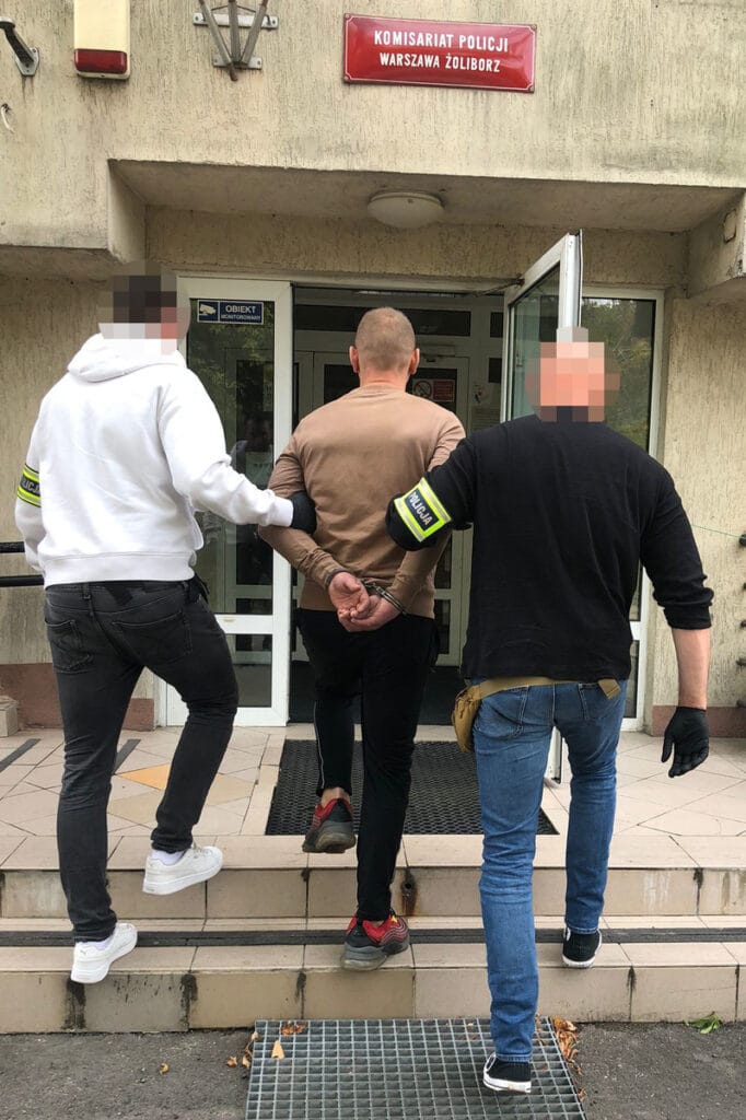 sarhos 39 yasindaki genc metro treni bekleyen kadini tehdit etti ve adami yumrukladi 7465