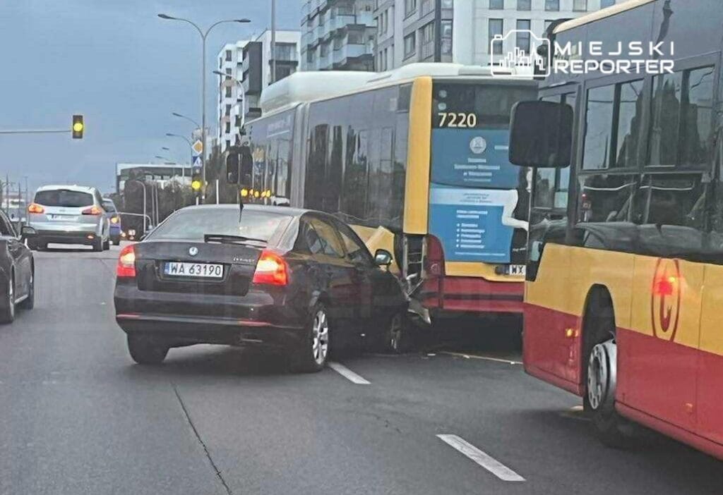 Sarhoş bir sürücü bir belediye otobüsüne çarptı. Yanında ehliyeti olmayan bir kadın yolcu vardı. 1 Sarhos bir surucu bir belediye otobusune carpti yaninda ehliyeti olmayan bir kadin yolcu vardi 6556