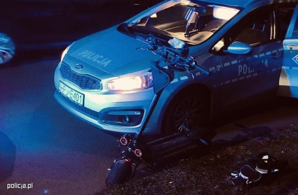 scooter kullanan 32 yasindaki bir kisi polisten kacti hizlandi ve sehir merkezine dogru yoneldi 7490