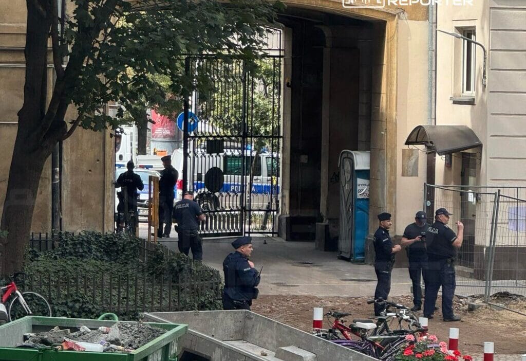 Şehir merkezindeki hafriyat çalışmaları sırasında ortaya çıkarılan patlamamış bomba. İstihkamcılar iş başında 1 Sehir merkezindeki hafriyat calismalari sirasinda ortaya cikarilan patlamamis bomba i stihkamcilar is basinda 7063