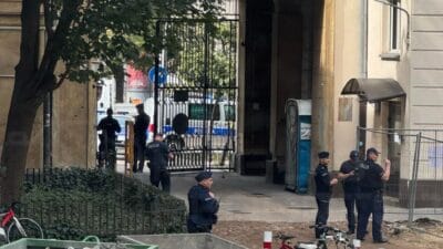 Şehir merkezindeki hafriyat çalışmaları sırasında ortaya çıkarılan patlamamış bomba. İstihkamcılar iş başında 4 Sehir merkezindeki hafriyat calismalari sirasinda ortaya cikarilan patlamamis bomba i stihkamcilar is basinda 7063