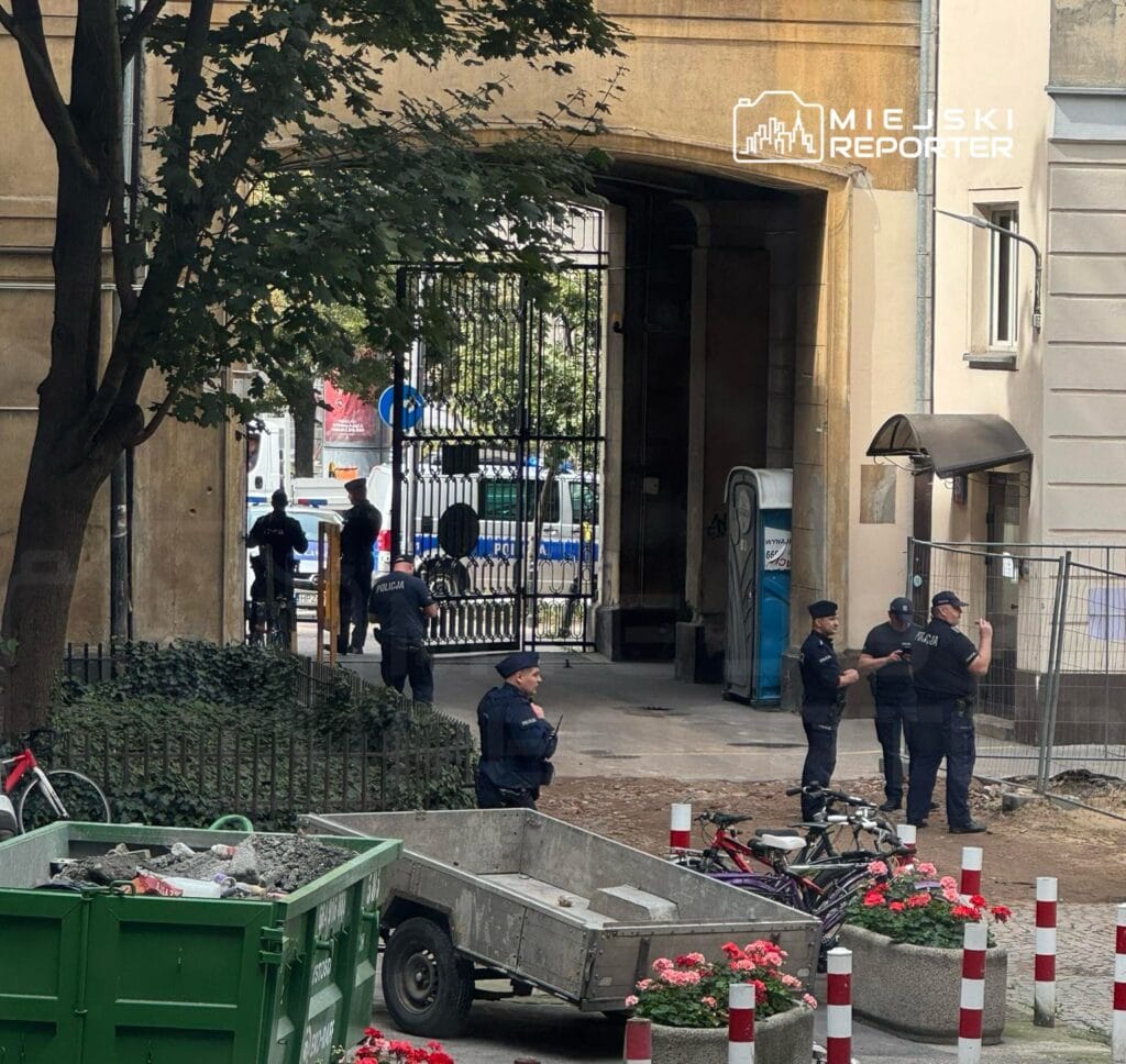 sehir merkezindeki hafriyat calismalari sirasinda ortaya cikarilan patlamamis bomba i stihkamcilar is basinda 7063