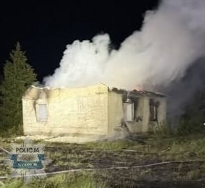 Seri kundakci polisin elinde ormani yakip sondurmeye yardim etti daha once de birkac binayi kundaklamisti 6033