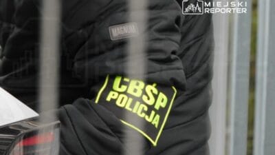 Sforsowana brama podczas akcji cbśp. Na miejscu pracowała także grupa chemiczna straży pożarnej 3 Sforsowana brama podczas akcji cb p na miejscu pracowa a tak e grupa chemiczna stra y po arnej 5221