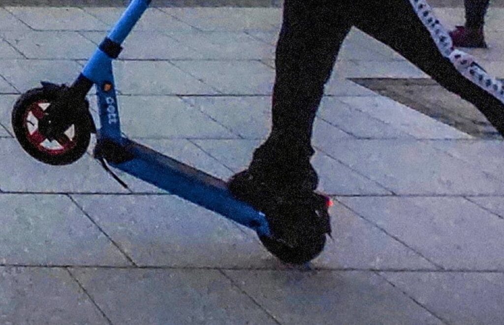 sieradz 16 yasinda sarhos bir cocuk scooter kullaniyordu park halindeki arabalara carpti 6385