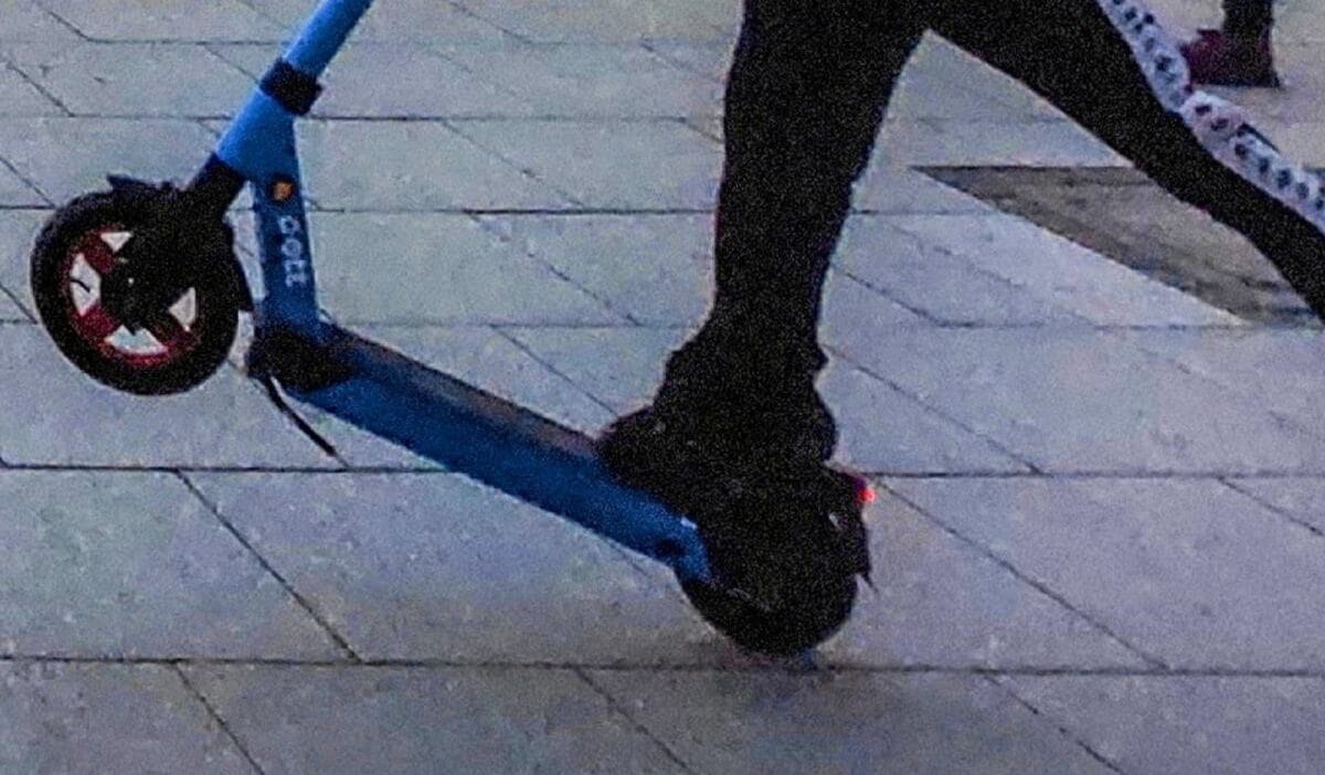 Sieradz 16 yasinda sarhos bir cocuk scooter kullaniyordu park halindeki arabalara carpti 6385