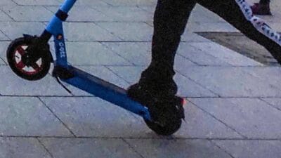 Sieradz. 16 yaşında sarhoş bir çocuk scooter kullanıyordu. Park halindeki arabalara çarptı. 2 Sieradz 16 yasinda sarhos bir cocuk scooter kullaniyordu park halindeki arabalara carpti 6385