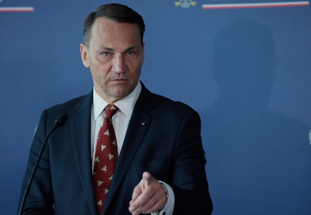 sikorski drone patlamasindan sonra sucluyu hedef alan protesto olacak 5900