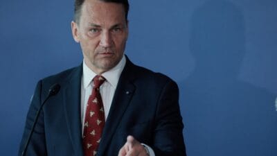 Sikorski, drone patlamasından sonra: suçluyu hedef alan protesto olacak 2 Sikorski drone patlamasindan sonra sucluyu hedef alan protesto olacak 5900