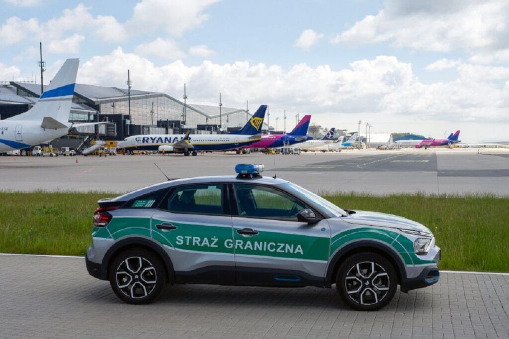 sinir muhafizlari 22 yasindaki sarhos bir gence ucaktan inerken eslik etti bir sigara yakmisti 7867