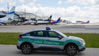 Sinir muhafizlari 22 yasindaki sarhos bir gence ucaktan inerken eslik etti bir sigara yakmisti 7867