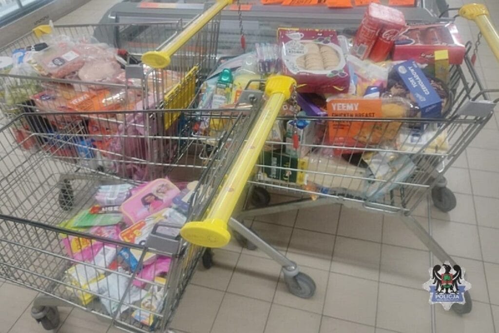 sinirdaki bir indirim magazasinda curetk r bir hirsizlik girisimi cek kadinlar tam w zes ile ayrilmak istedi 6571