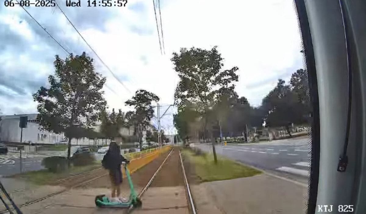 Szczecin de 19 yasindaki genc scooter ile tramvayin altina girdi simdi tamir odemesi i cin odeyecek vi deo 3617