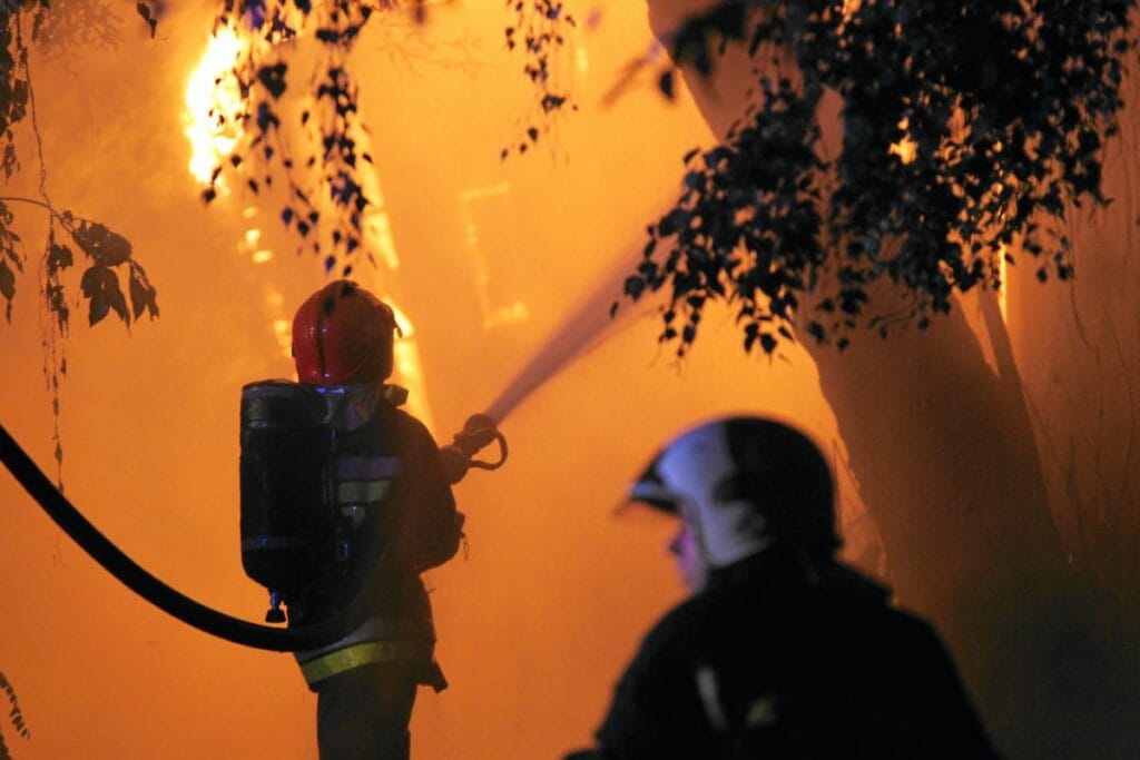 szczecin deki bir fabrikada guclu yangin rcb gece boyunca bir uyari yayinladi yaklasmayin 6577