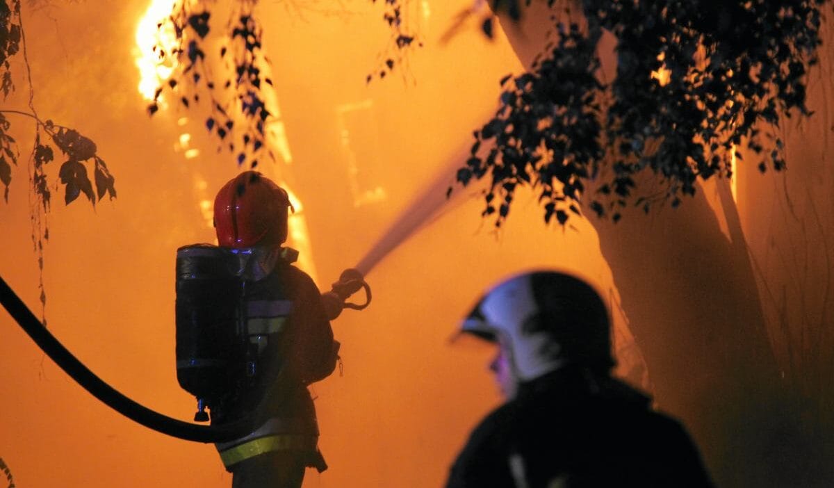 Szczecin deki bir fabrikada guclu yangin rcb gece boyunca bir uyari yayinladi yaklasmayin 6577