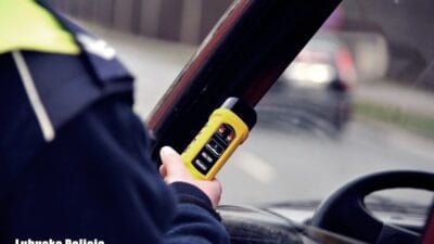 Tamamen sarhos 73 yasindaki kadin geriye calindi alkol testi polisleri saskina dondu 5064