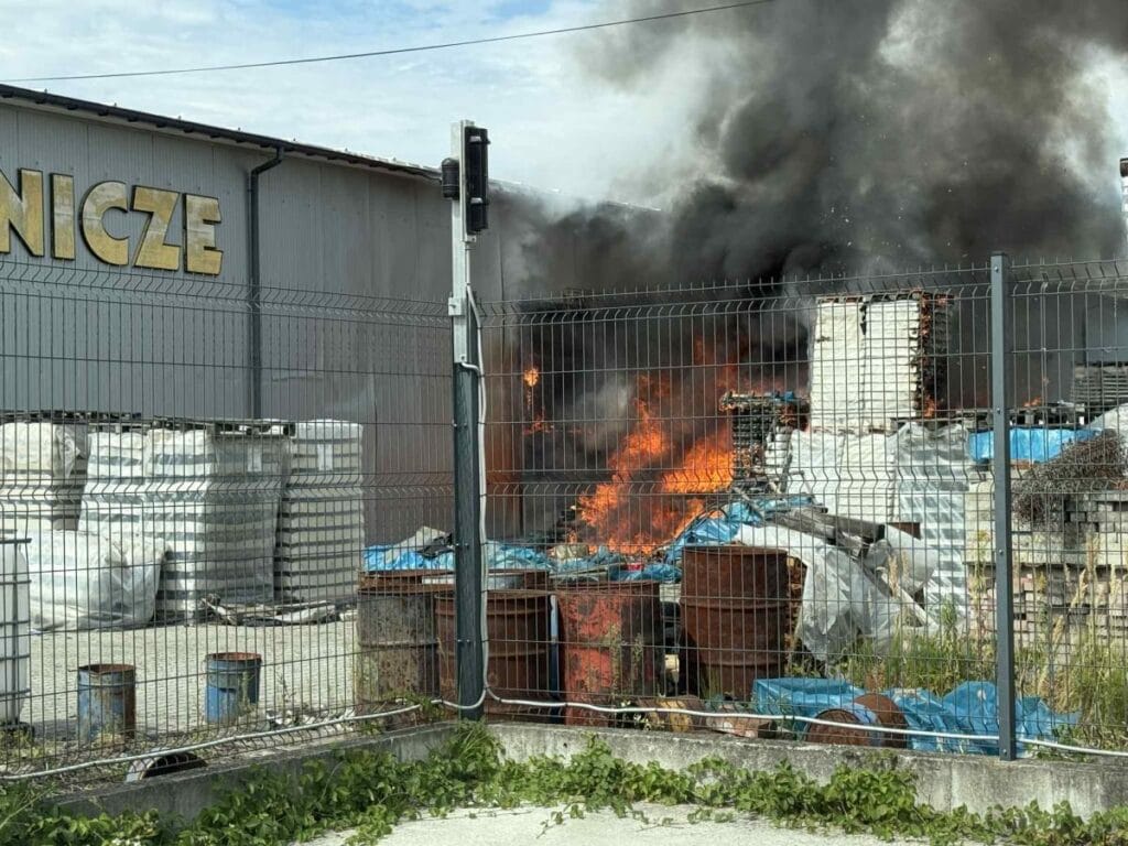 tarn w bir mum toptancisinin salonunda yangin cati tamamen coktu 7251