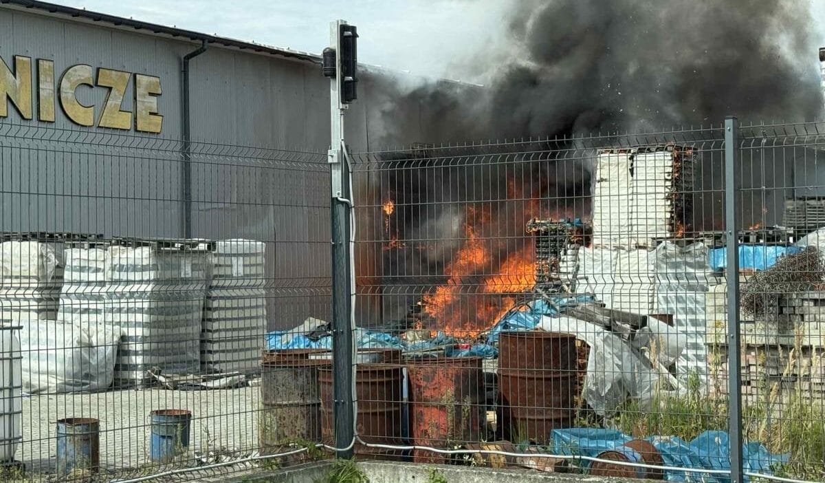 Tarn w bir mum toptancisinin salonunda yangin cati tamamen coktu 7251