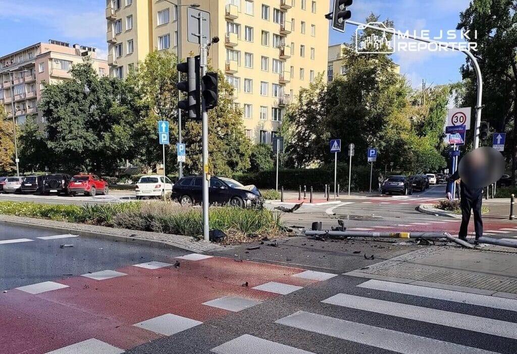 Trafik isiklarina girdi araci terk etti ve yaya olarak kacti 6706