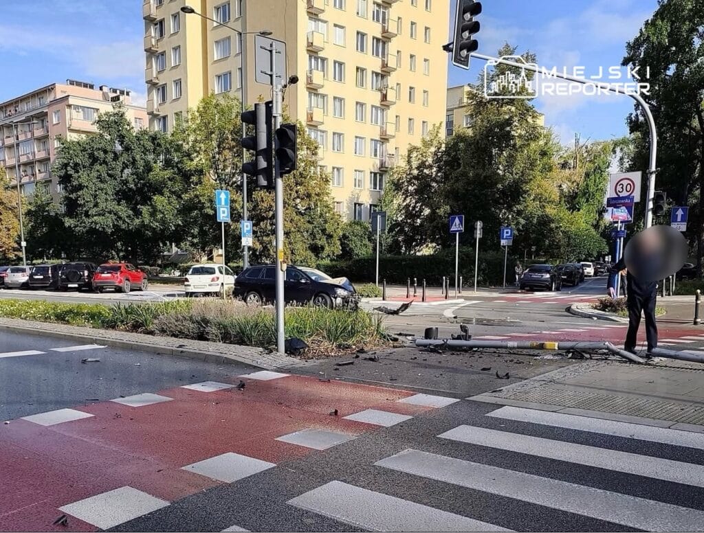 trafik isiklarina girdi araci terk etti ve yaya olarak kacti 6706