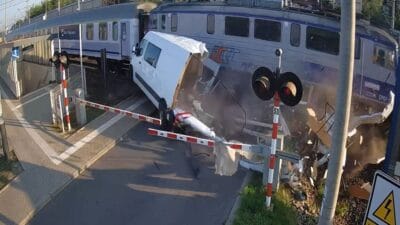Tren siddetle otomobilya carpti polis detayli video paylasti 3595