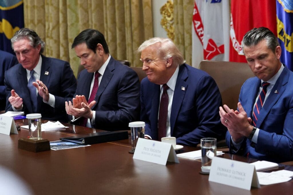 trump in tuhaf kabine toplantisi birkac saat boyunca baskan a ovguler yagdirdilar mukemmel 7339