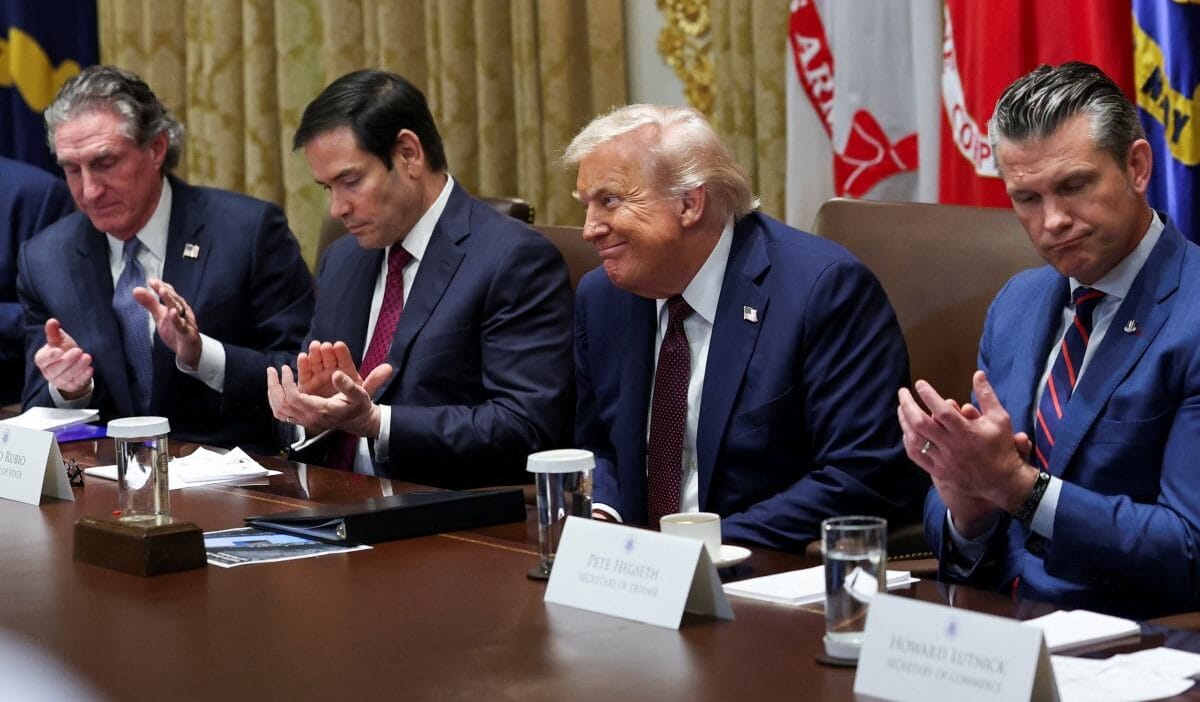 Trump in tuhaf kabine toplantisi birkac saat boyunca baskan a ovguler yagdirdilar mukemmel 7339