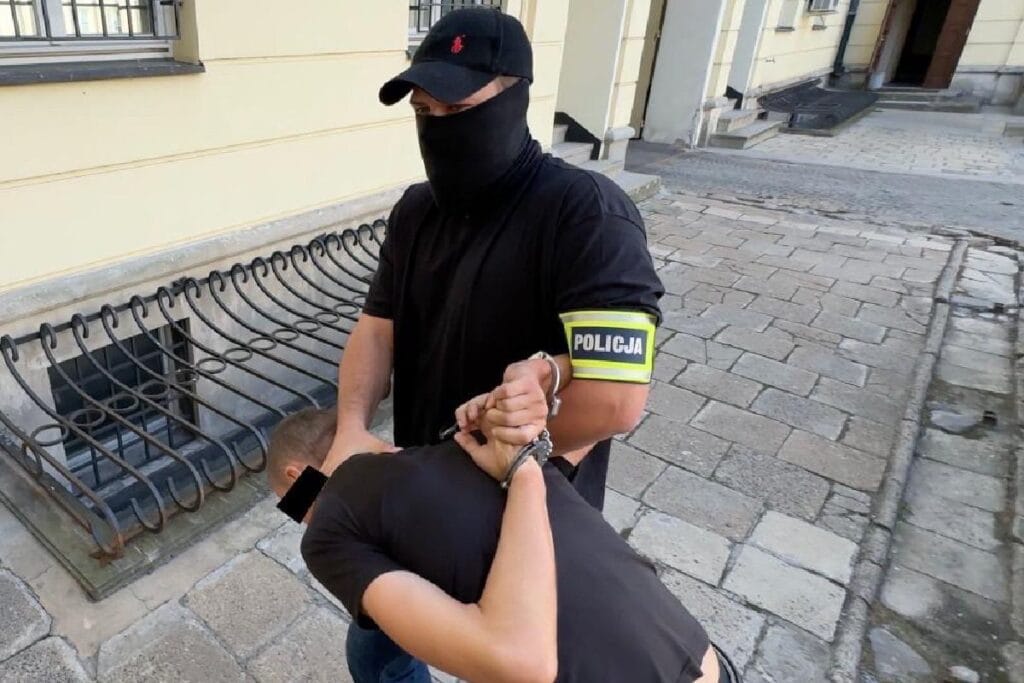 ukraynali adam gozaltina alindi 800 den fazla kisinin elinden alinmasinin intikamini almak icin kundaklama tehdidinde bulundu 7918