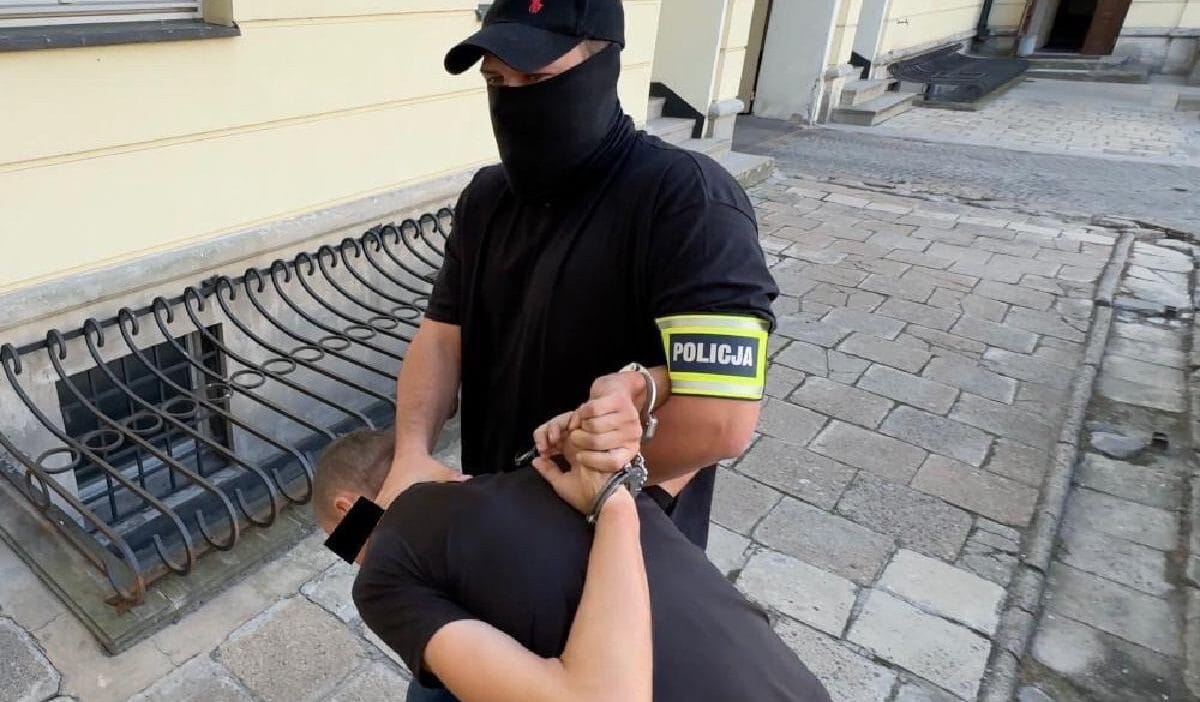 Ukraynalı bir adam varşova'da gözaltına alındı. Polonyalıları kundakçılıkla tehdit ettiği iddia edildi. 1 Ukraynali bir adam varsova da gozaltina alindi polonyalilari kundakcilikla tehdit ettigi iddia edildi 7912