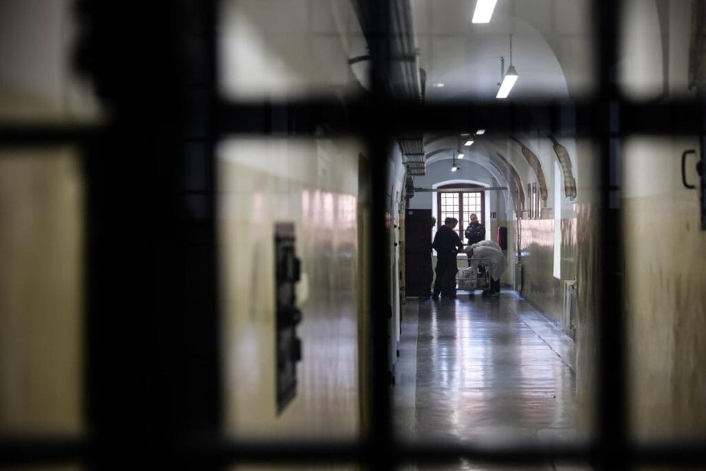 vahsi iskence ve 26 yasindaki cocugun kacirilmasi adam bir dukkanda yardim istedi 6206