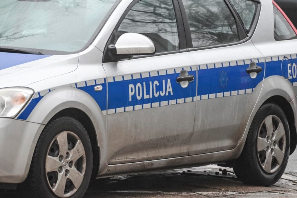 varsova 42 yasinda bir genc polis arabasinda oldu polis kontrolunun sonuclarini biliyoruz 7384