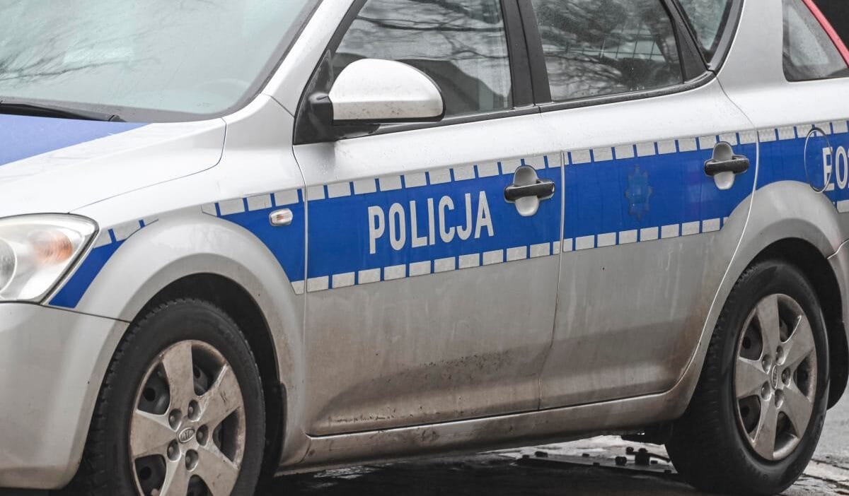 Varsova 42 yasinda bir genc polis arabasinda oldu polis kontrolunun sonuclarini biliyoruz 7384