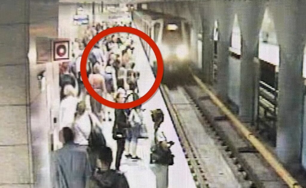 varsova 42 yasindaki bir kisi bir kadini karsidan gelen metronun altina itmeye calisti bir kayit var 7015