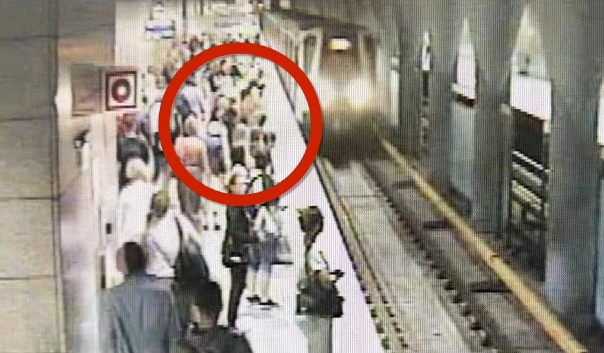 Varsova 42 yasindaki bir kisi bir kadini karsidan gelen metronun altina itmeye calisti bir kayit var 7015