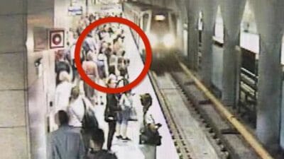 Varsova 42 yasindaki bir kisi bir kadini karsidan gelen metronun altina itmeye calisti bir kayit var 7015