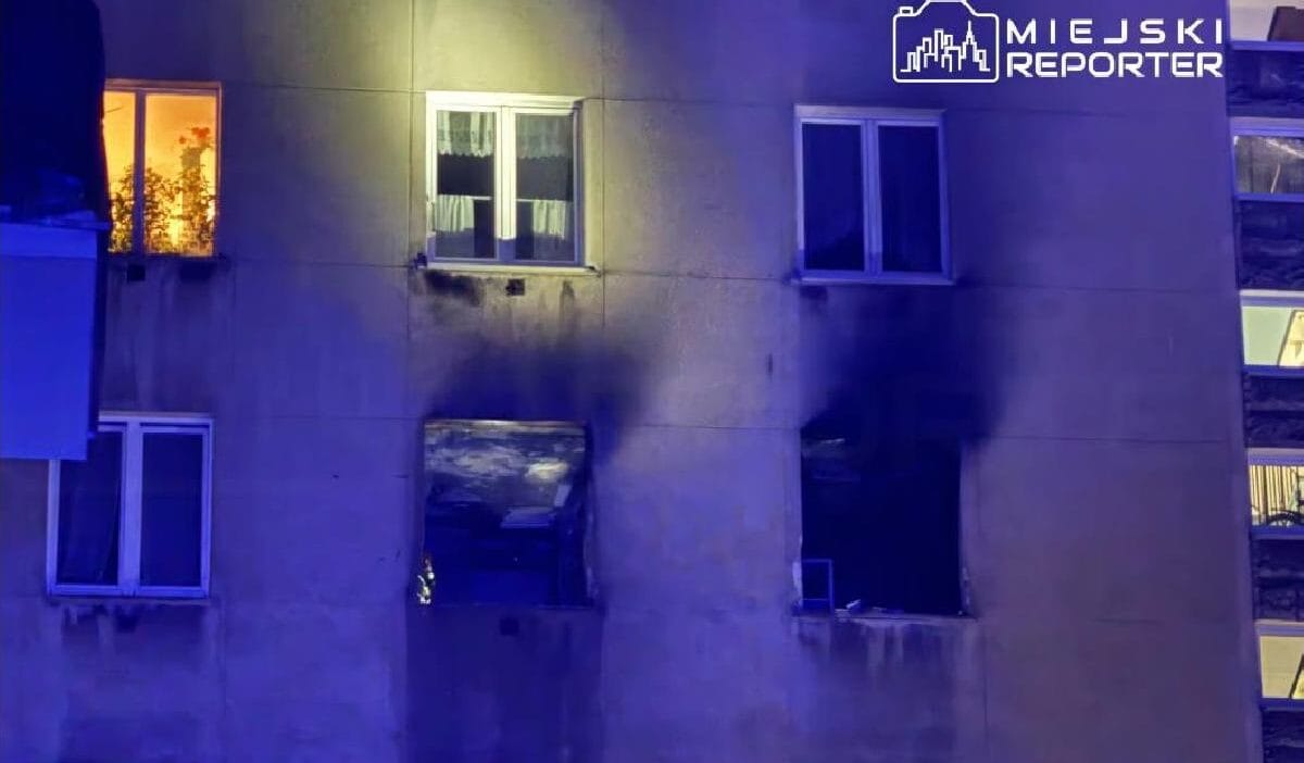 Varsova da bir apartman blogunda guclu bir patlama meydana geldi camlar pencerelerden dustu apartman sakinleri tahliye edildi 6813