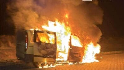 Varsova yakinlarinda bir otobuste yangin cikti arac tamamen alevler icinde kaldi 6910