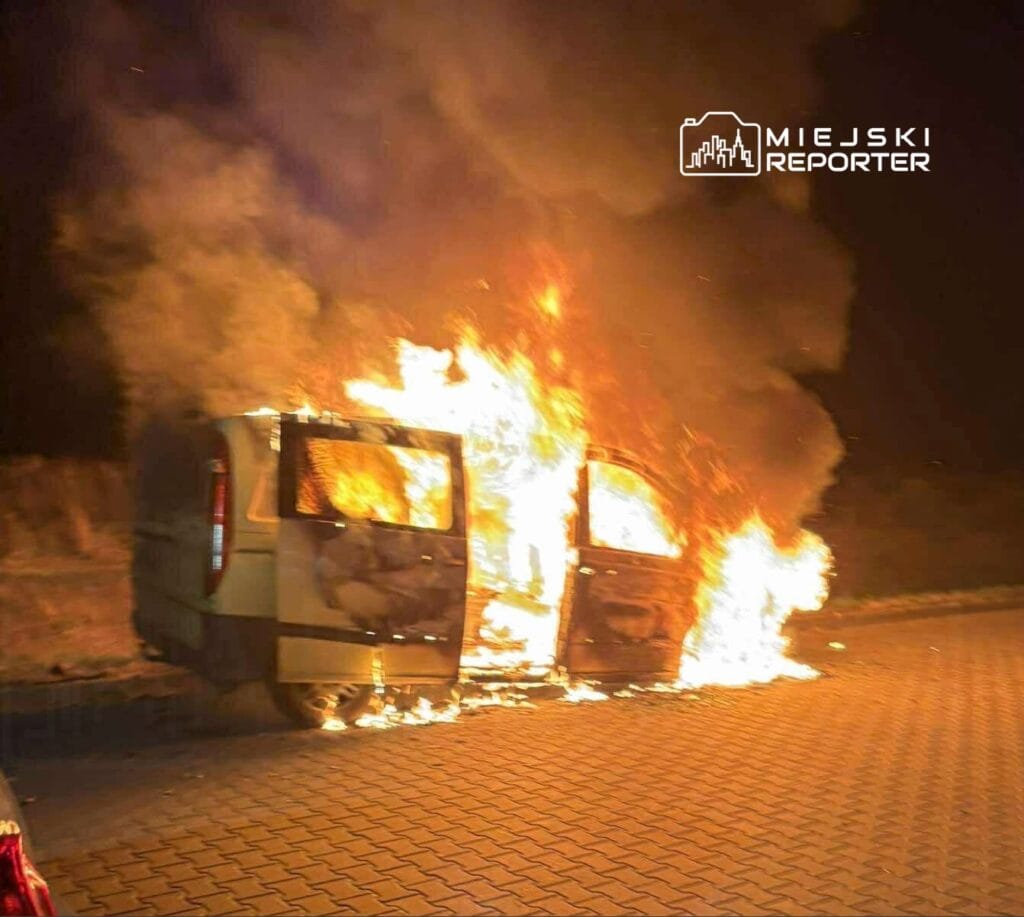 varsova yakinlarinda bir otobuste yangin cikti arac tamamen alevler icinde kaldi 6910