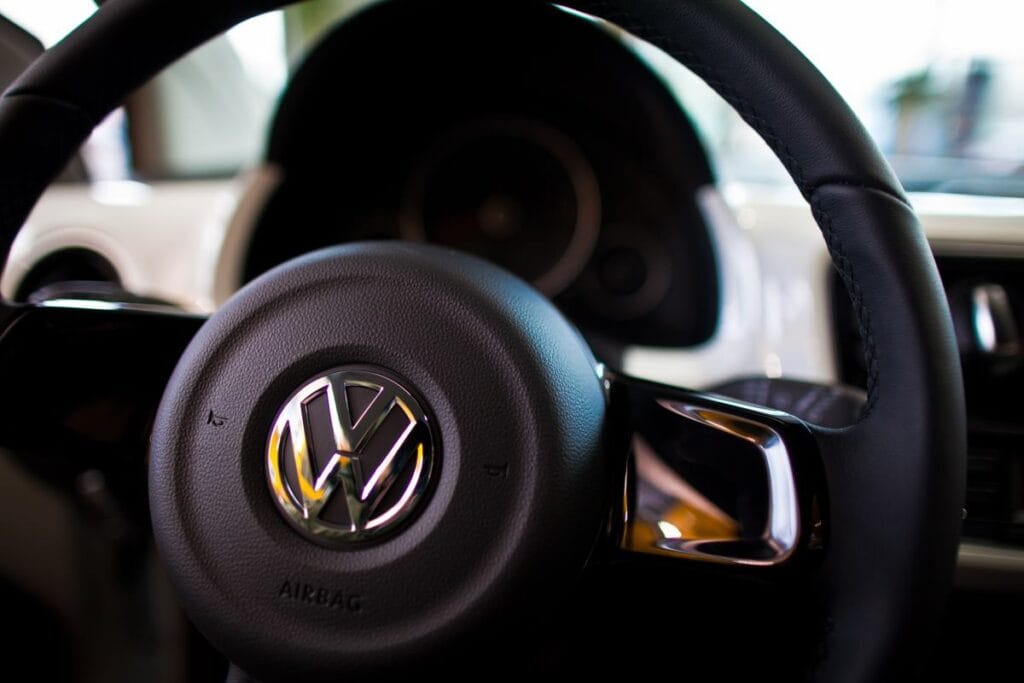 volkswagen kolelik nedeniyle cezalandirildi bu ceza brezilya da bir is mahkemesi tarafindan verilen en yuksek ceza oldu 8040