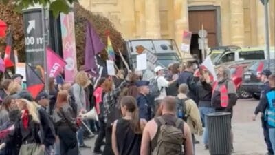 Yanmis bir upa bayragi gocmenlerin istilasini durdurun pankartlari ve varsova milliyetcilige karsi karsi manifestosunun haykirilmasi 6709