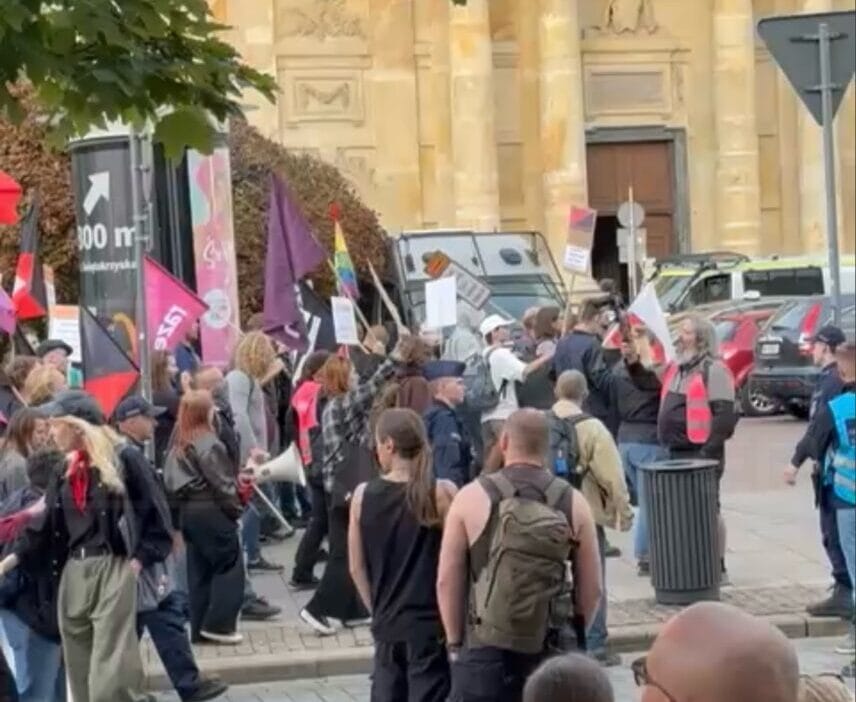 Yanmis bir upa bayragi gocmenlerin istilasini durdurun pankartlari ve varsova milliyetcilige karsi karsi manifestosunun haykirilmasi 6709