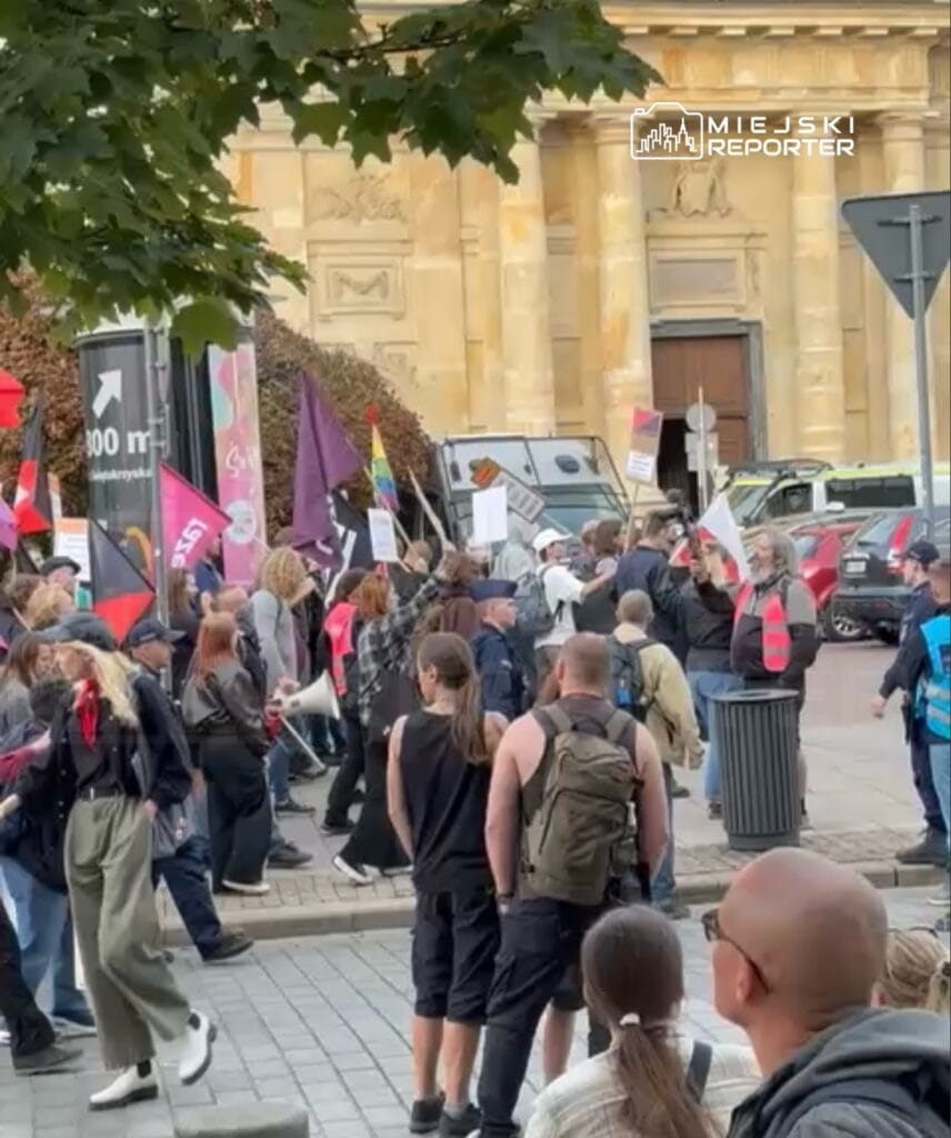 yanmis bir upa bayragi gocmenlerin istilasini durdurun pankartlari ve varsova milliyetcilige karsi karsi manifestosunun haykirilmasi 6709