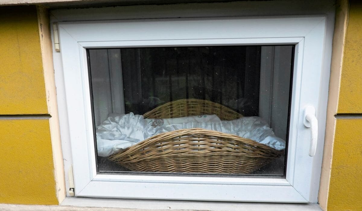 Yeni dogmus bebek sosnowiec te yasam penceresinde bulundu bebek sakindi ve iyi bakiliyordu 7147