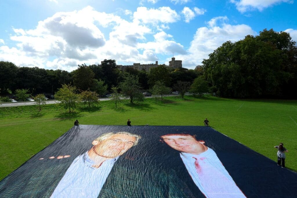 1 770 kisi bu dev fotografa akin etti i ngiliz halki trump i boyle karsilamaya karar verdi 11475