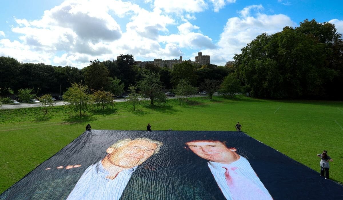 1 770 kisi bu dev fotografa akin etti i ngiliz halki trump i boyle karsilamaya karar verdi 11475